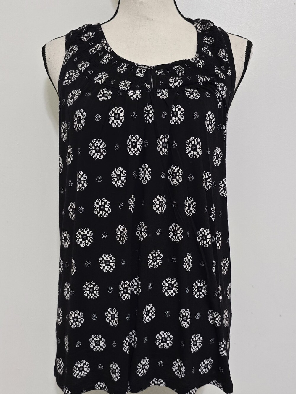 CROFT & BARROW intimates size Small Sleevless Madallion Print Sleep PJ Top Black